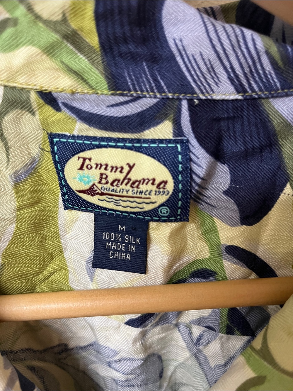 Tommy Bahama silk Floral Camp Shirt, size M - Picture 2 of 4